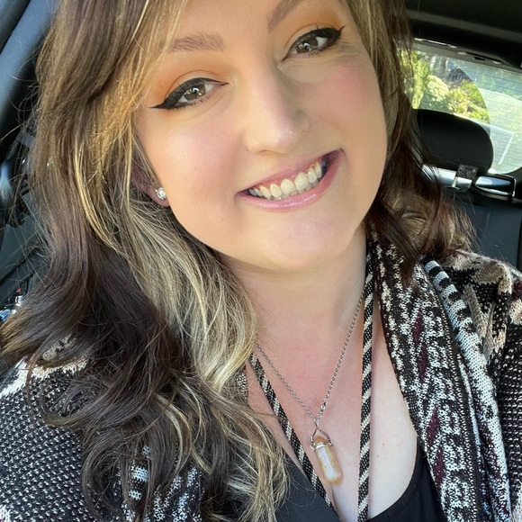 Meet your Posher, Amanda - Picture 2 of 2